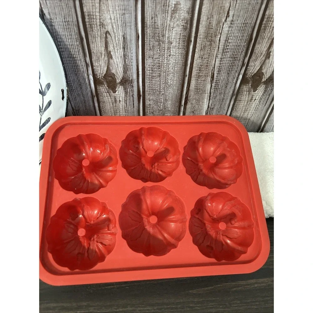 Non Flimsy Silicone Muffin Pan Poinsettia Mini Bundt Non-Stick Baking Cups Mold